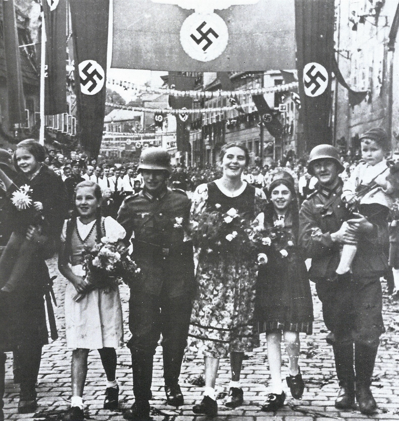 Jóvenes de los Sudetes marchando