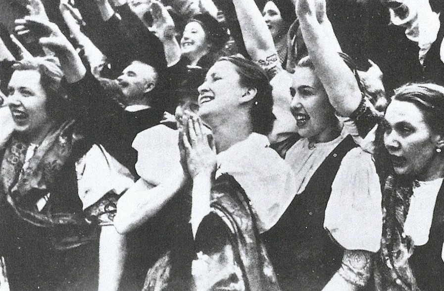 Mujeres alemanas de los Sudetes con vestimenta tradicional