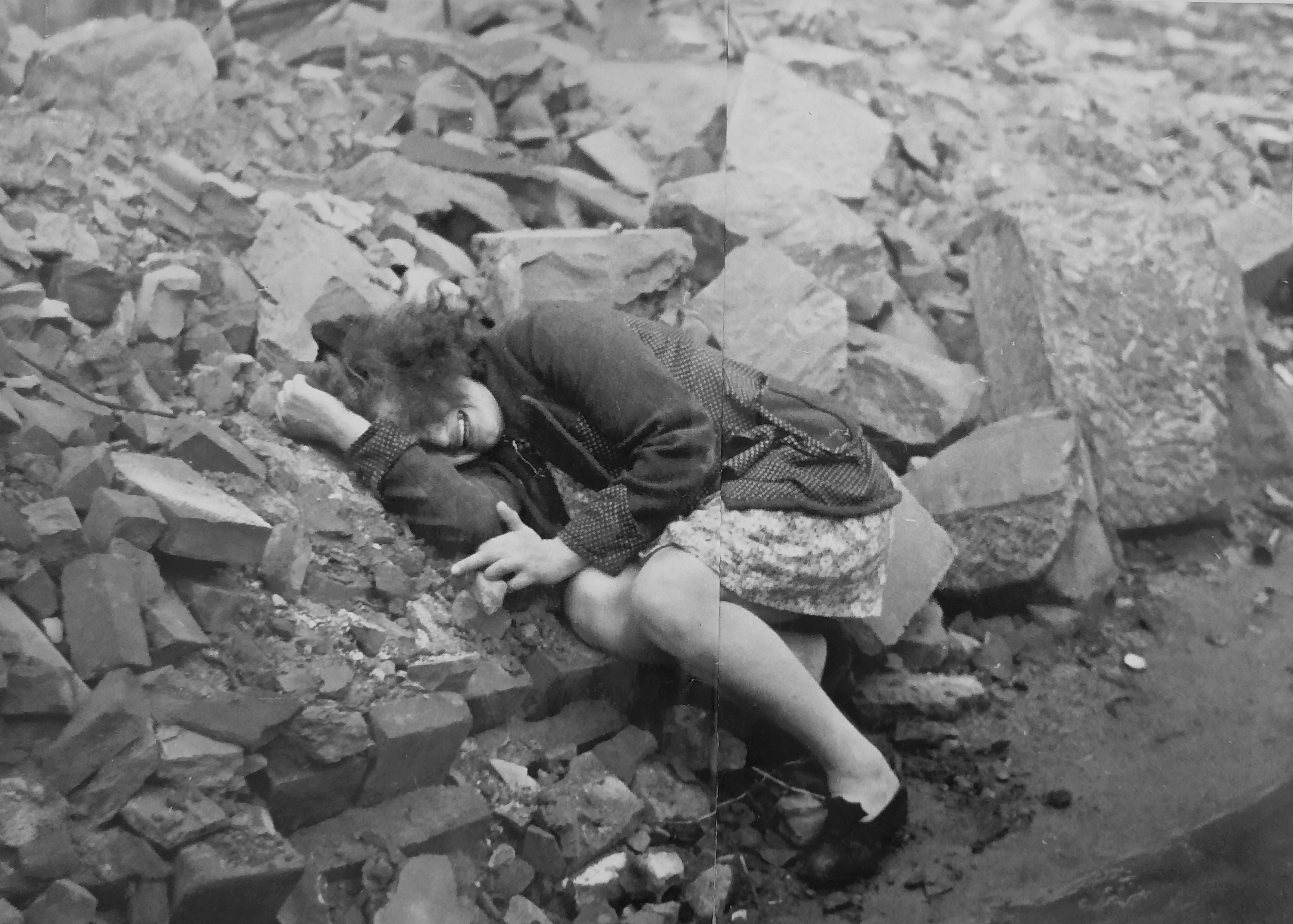 Mujer sobre las ruinas de su casa